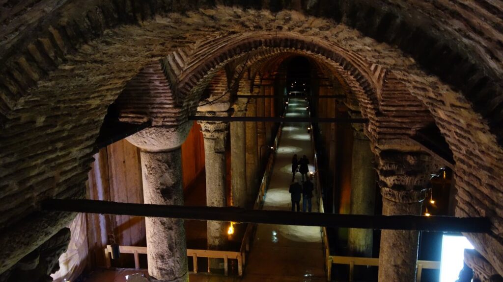 Вид с лестницы в Базилике Цистерне