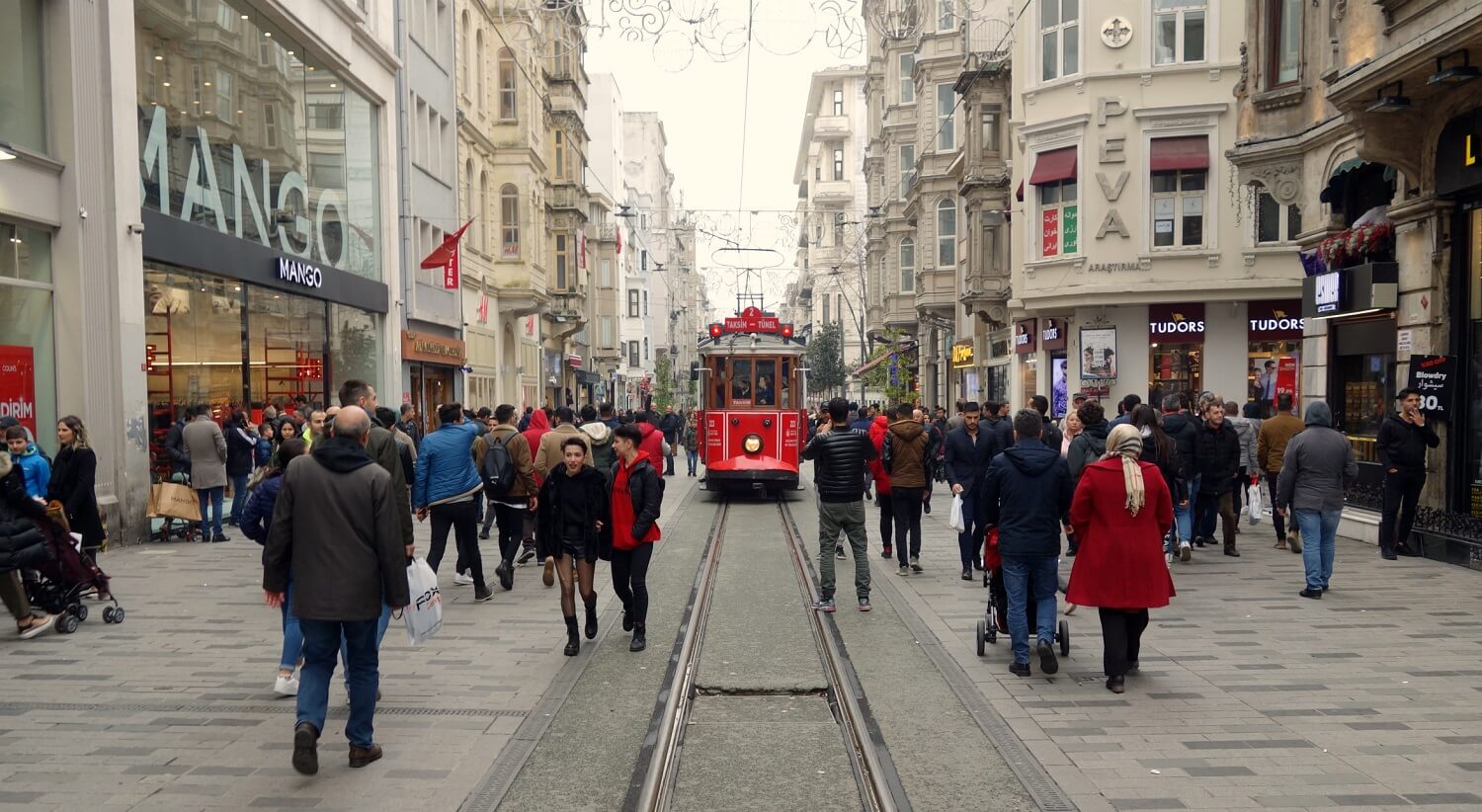 Красный-трамвай-в-Стамбуле