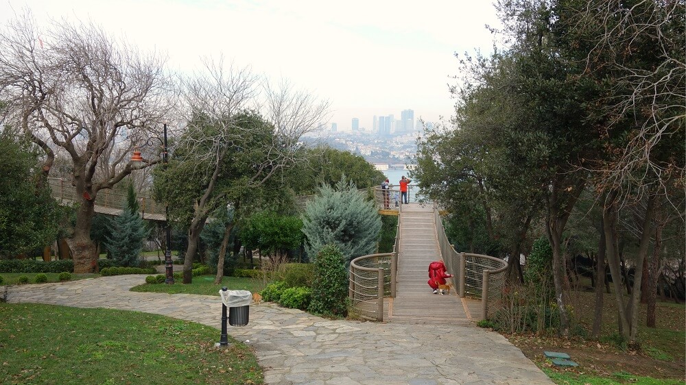 Смотровая площадка в парке Фетхи Паша с видом на Босфор в Стамбуле