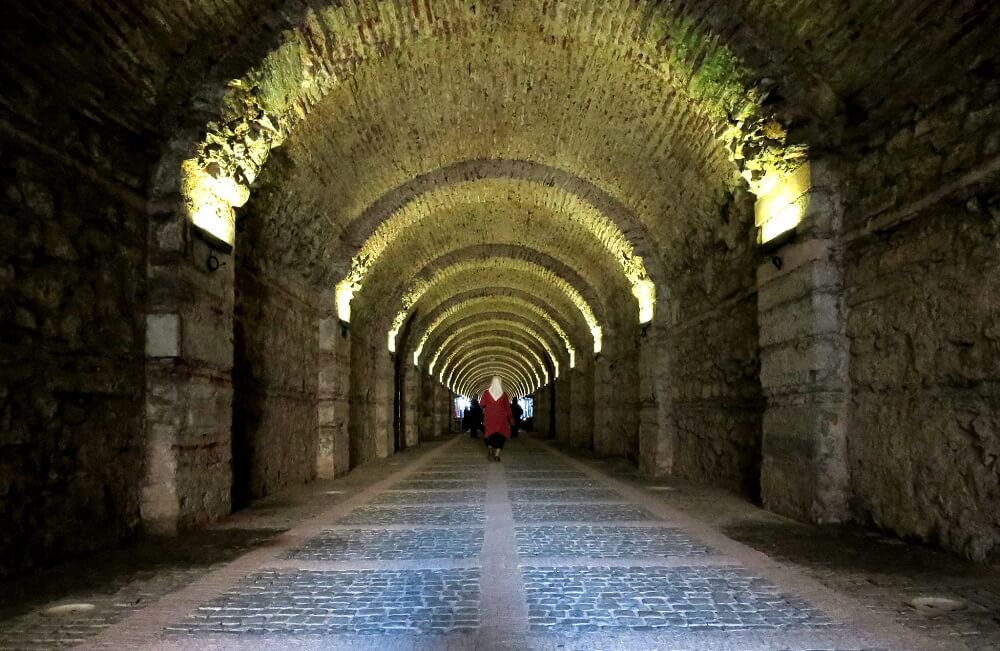 Тоннель во дворце Бейлербейи в Стамбуле