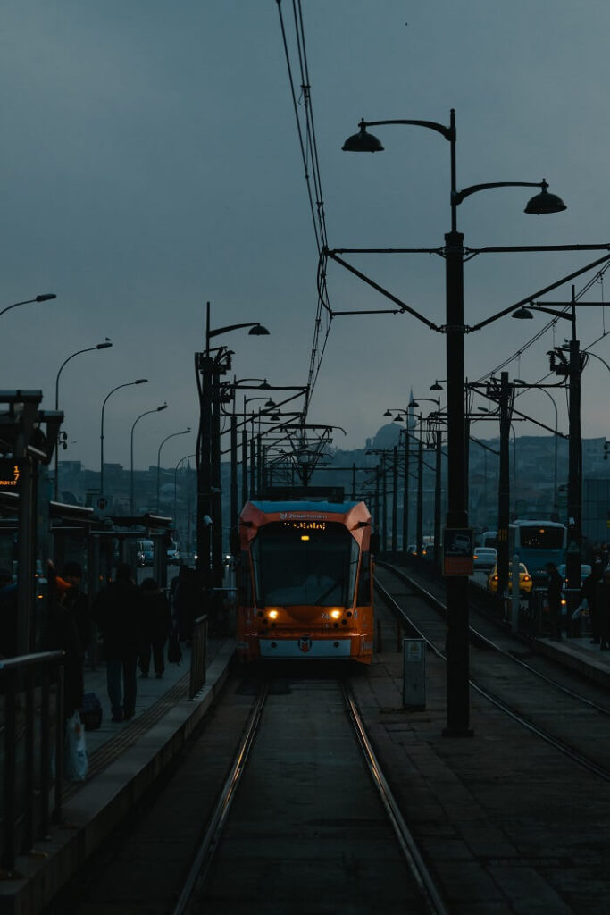 Трамвай на Галатском мосту в Стамбуле